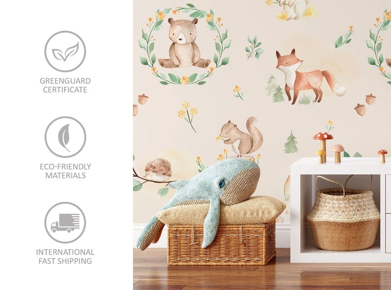 Puede incluir: Una escena de guarder&iacute;a con un papel pintado beige adornado con ilustraciones de acuarela de animales del bosque. Un peluche de ballena azul descansa sobre una cesta de mimbre. Una estanter&iacute;a blanca exhibe una cesta y decoraciones de setas.