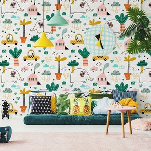 Pu&ograve; includere: Un muro bianco con una carta da parati colorata con elefanti, palme, nuvole e auto. La carta da parati ha un design fantasioso e giocoso. Il muro &egrave; decorato con un divano verde, cuscini e un tavolino.