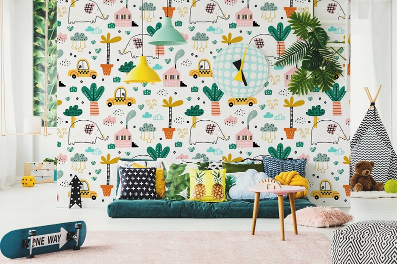 Pu&ograve; includere: Un muro bianco con una carta da parati colorata con elefanti, palme, nuvole e auto. La carta da parati ha un design fantasioso e giocoso. Il muro &egrave; decorato con un divano verde, cuscini e un tavolino.