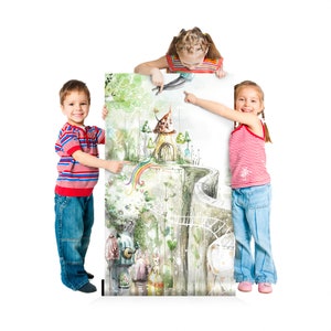 Puede incluir: Tres ni&ntilde;os se paran frente a una gran ilustraci&oacute;n de una escena de bosque caprichosa con una peque&ntilde;a casa y un arco&iacute;ris. Los ni&ntilde;os est&aacute;n se&ntilde;alando la ilustraci&oacute;n.