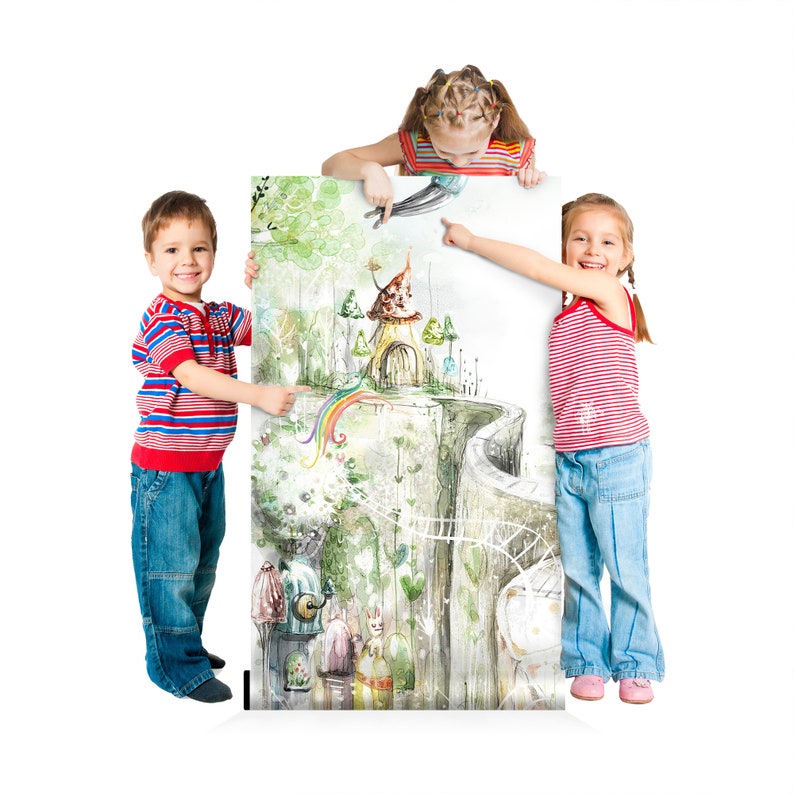 Puede incluir: Tres ni&ntilde;os se paran frente a una gran ilustraci&oacute;n de una escena de bosque caprichosa con una peque&ntilde;a casa y un arco&iacute;ris. Los ni&ntilde;os est&aacute;n se&ntilde;alando la ilustraci&oacute;n.