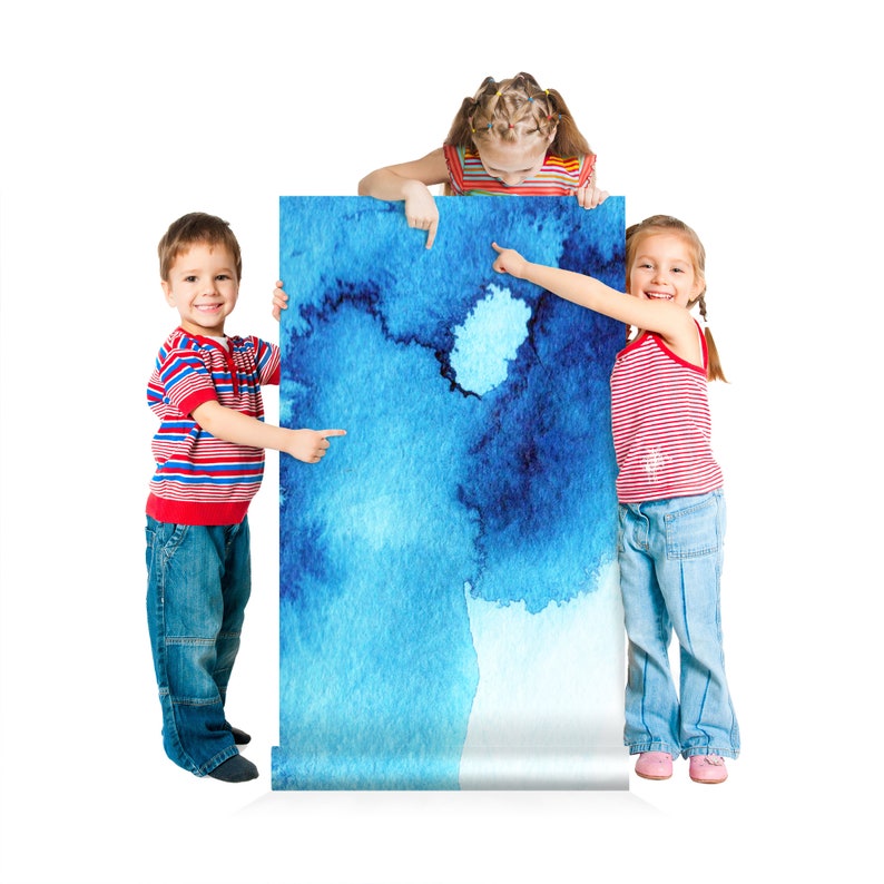 Puede incluir: Tres ni&ntilde;os se paran frente a una gran pintura de acuarela azul. Los ni&ntilde;os est&aacute;n se&ntilde;alando la pintura. La pintura tiene un fondo azul claro con vetas de acuarela azul oscuro.