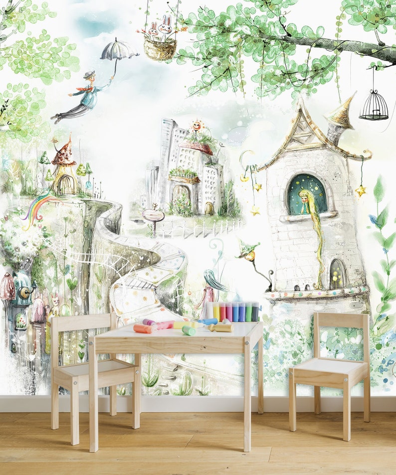 Puede incluir: Un mural de acuarela que representa una ciudad de cuento de hadas caprichosa con un camino sinuoso, un edificio alto, una casa con una ventana y un p&aacute;jaro volando en el cielo. Dos sillas de madera y una mesa con plastilina de colores est&aacute;n en primer plano.