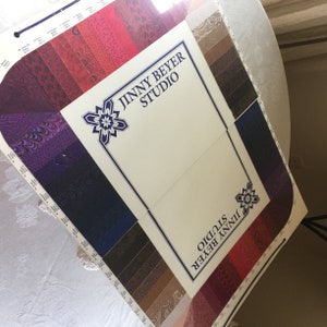 Cartel de paleta Jinny Beyer vintage de 1990. Nuevo en paquete nunca abierto. 72 muestras de tela adheridas a cartón para exhibir en la sala de costura.