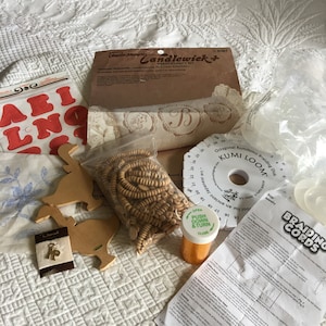Grab Bag Crafting Supplies. Tapas de carrete de plástico, telar Kumi, cuentas de madera, letras snoopy adhesivas EJ & T, 2 gansos de madera, hierro sobre letras, etc.