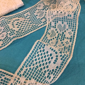Vintage 1 3/8&quot; Flat Trim Lace with Hearts, Flowers and Strawberry Type Design. 67&quot; X 1 3/8&quot;. Beautiful Dressmaking Lace. Or Use in Crafting.