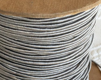 passepoil vintage en argent ou en or. 4 brins intérieurs enveloppés de fibre. Cordon de 1 mm. Vendu en longueurs de 5 yards. Idéal pour le bricolage. De nombreuses fins.