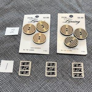 以下が含まれることがあります： 白いカードにLansingブランドのボタンが2セット。1セットは格子模様の丸いボタン3つ、もう1セットは幾何学模様の長方形ボタン3つ。丸いボタンのサイズは22mmです。