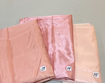 Tissu polyester drapé brillant : rose pêche, rose, pêche - 5 mètres.