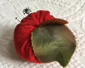 Vintage speldenkussen. Rode katoenfluwelen appel met zijden blad en vilten steel. Leuke spinspeld. Charmant speldenkussen.