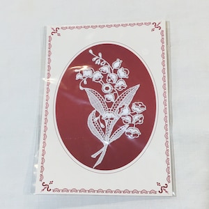 Lirio vintage de la flor del valle y apliques de hoja en encaje blanco. Cose o pegue en el proyecto o úselo como marcador.