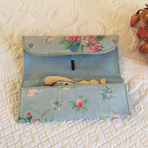 Vintage Sewing Kit. Fabric Rolled Snap Sewing Pouch with Pocket. Cotton Floral Pouch.