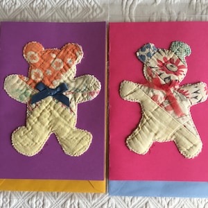 Anciennes 2 cartes de voeux ours en peluche courtepointe. Forme d'ours cousue sur du papier cartonné avec un ruban décoratif. Cartes de voeux colorées. Enveloppes incluses.