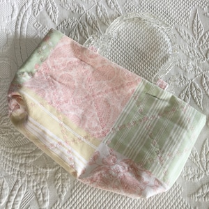 Nähprojekttasche mit durchsichtigen Kunststoffgriffen im Bambusdesign. Maschinelle Ziernaht All Over Bag. 6 Innentaschen für Kleinigkeiten.