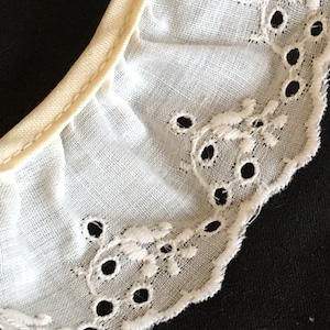 Vintage 1 3/8 "oogje verzamelde kanten rand. Dubbele geschulpte rand, wervelende bloemen en oogje gaten in polyester en katoen. Wrights Trim.