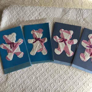 Couette antique 4 cartes de voeux ours en peluche. Forme d'ours cousue sur du papier cartonné avec un ruban décoratif. Cartes de voeux bleues. Enveloppes incluses.