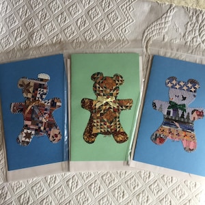 Vintage 3 notitiekaarten met gestikte quiltmotieven en echte strikaccenten. Stuur persoonlijke groeten aan een quiltvriend of een berenliefhebber.