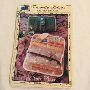Patrón de cosas favoritas para una cartera de mano llamada A Safe Place #050. Cartera rápida y sencilla con cierres de gancho y bucle y cierre de correa.