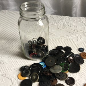Vintage Kerr Mason Jar halb voll mit großen Knöpfen. Braun, Schwarz und ein paar andere Farben von großen Mantel oder Jacke Knöpfe. Vintage Knöpfe.