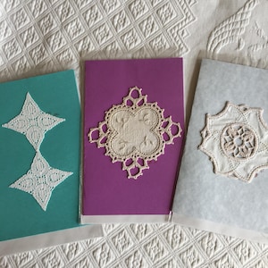 vintage 3 cartes de voeux et enveloppes en dentelle vintage faites main. Motifs de dentelle sur papier cartonné pour une carte de voeux élégante. Enveloppe incluse.