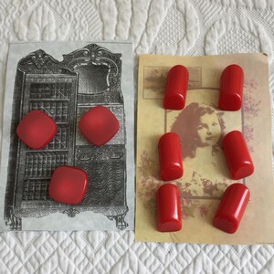 Puede incluir: Un surtido de botones y cierres rojos vintage. Tres botones cuadrados están dispuestos sobre una impresión en blanco y negro de un armario. Seis cierres cilíndricos están sobre una impresión sepia de una mujer.