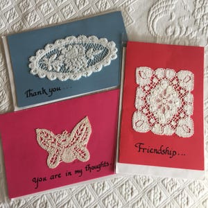 Biglietti d'auguri e buste vintage in pizzo vintage fatti a mano. Motivi in pizzo con calligrafia. Grazie, amicizia e te sono nei miei pensieri.