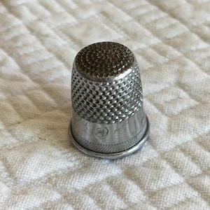 Vintage Silver Nichol Thimble Size 9. Used But in Good Shape.