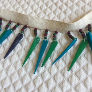 Vintage Petrol und Aqua Holz Spikes und Perlenzier. 2 "lang mit Twillband zum Einnähen in ein Projekt. Verwenden Sie zum Dekorieren eines Kissens oder eines anderen Projekts.