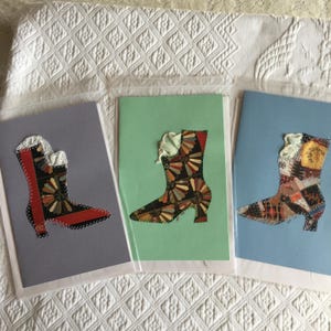 Vintage notitiekaarten met gestikte gekke quiltmotieven en echte kantaccenten. Stuur een persoonlijke groet aan een quiltvriend of een antiekliefhebber.