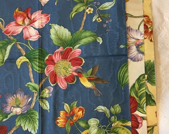 Choisissez Color Cotton Brocade Pillow Fabric. Tissu de poids Accent. Impressions de papillon sinfleur lumineux. Backgrounds de bleu, crème, jaune et tan.