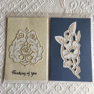 vintage 2 cartes de voeux et enveloppes en dentelle vintage faites main. Motifs en lin brodés et découpés, cousus sur du papier cartonné. Enveloppe incluse.
