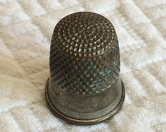Dedal de latón antiguo para costura, protector de dedos. Dedal dorado, tamaño 10. Líneas diagonales grabadas que bordean la abertura.