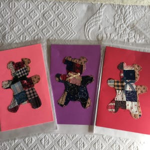 Antieke stof 3 notitiekaarten met gestikte teddyberen en echte strikaccenten. Stuur een persoonlijke groet aan een quiltvriend of een berenliefhebber.