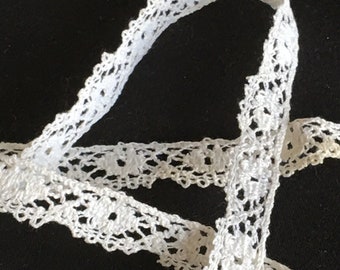 vintage 3/8 « White Edge Trim Lace. Un fini et un cousu dans le bord. Poupée plate et étroite et dentelle d’ange. Utilisation dans les vêtements de bébé. Conception de type ovale.