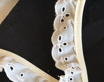 vintage 11/16 » Eyelet Collected Lace Trim. Bord festonné avec œillets maquillant les formes de fleurs. Polyester et coton.