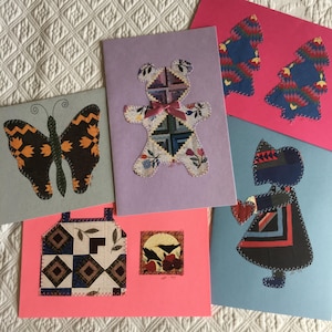 Vintage 5 notitiekaarten met gestikte quiltontwerpen van huis, vlinder, beer, bomen en Sunbonnet Sue. Stuur een persoonlijke groet aan een quiltliefhebber.