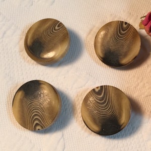 Vintage 4 Geweih Knöpfe. Runde gefleckt und schattiert Beige und braungeihten Knöpfe mit Welle auf dem Rücken.