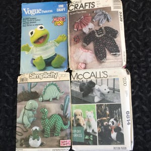 Può includere: Una collezione di modelli di cucito vintage con vari progetti artigianali. I modelli includono disegni per Muppet Babies, vestiti per bambini, dinosauri e animali di peluche. I modelli sono di Vogue, McCall's e Simplicity.