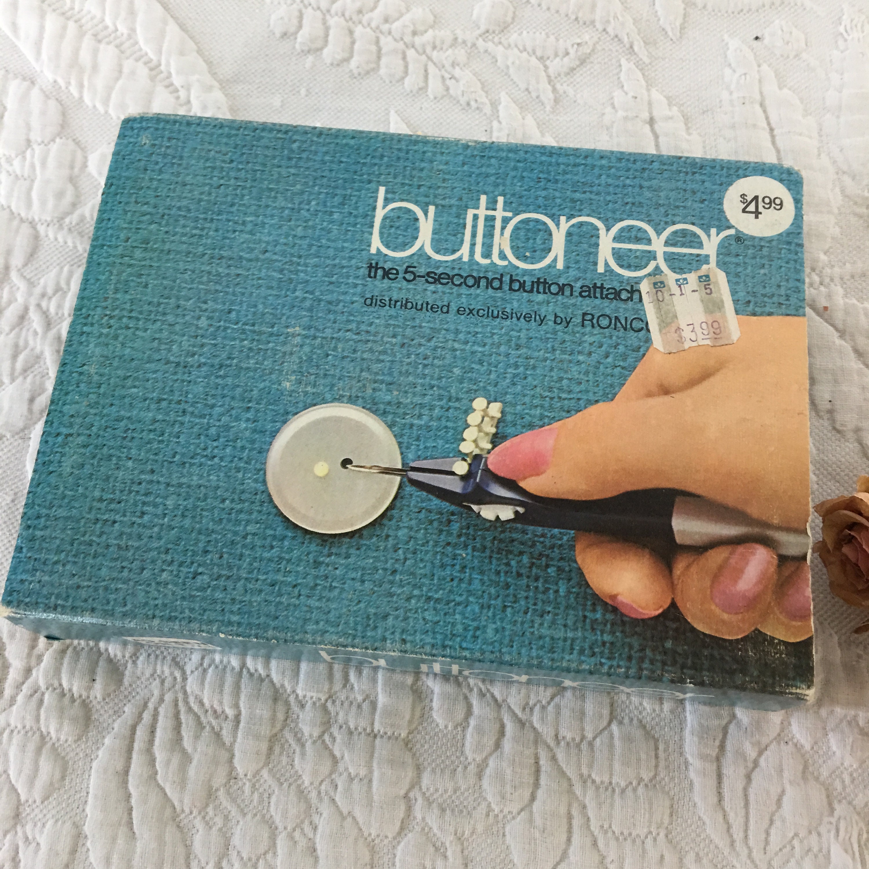 Buttoneer 5-second button attacher by Ronco