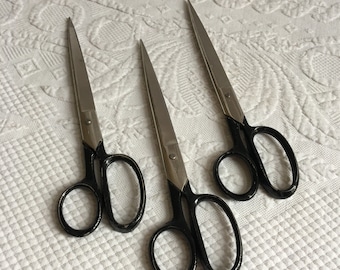 ciseaux à manche noir vintage d&#39;Italie. Choisissez une paire. Betakut Kingshead, Pointed 9&quot;, 8 3/4&quot;, 7&quot; ou Regular Point ou Lifedge 9&quot;. Italie.