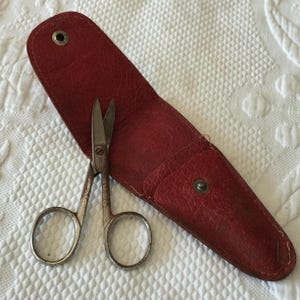Vintage Scissors w czerwonym skórzanym etui zatrzaskowym. Małe nożyczki Revlon Curved. Etui do użytku z nożyczkami do haftu.