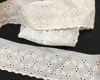 millésime 2 1/2 « Eyelet Berry Designs sur vignes avec bord festonné. 2 yards 4 " de dentelle Eyelet Trim.