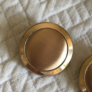 Vintage 3 gouden knoppen geborsteld midden en glanzende buitenrand. Gegoten Schacht op de rug.