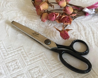 Könnte beinhalten: Vintage Schere mit schwarzem Griff und silberner Klinge, neben einem Bündel getrockneter rosa Rosen. Auf der Schere steht der Text "Janett Made in Sheffield England".