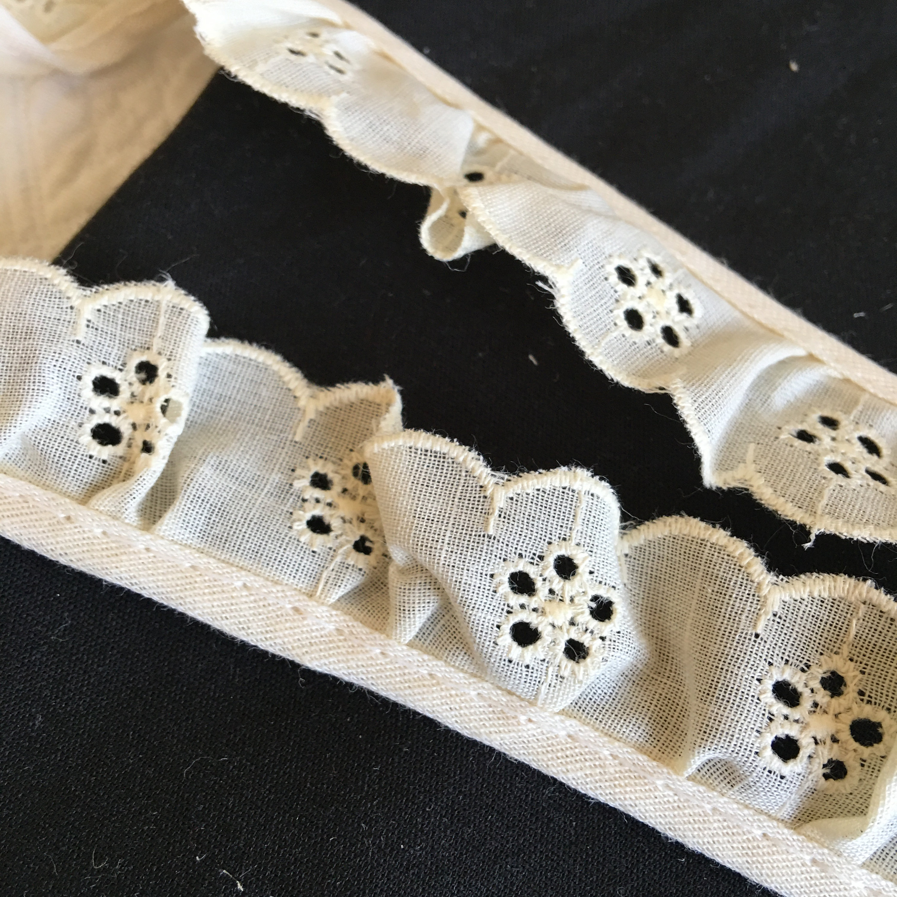 Double Oval Zig Zag Lace Ribbon White 1.25