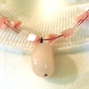 Colgante de piedra sintética con cuentas collar doble hebra rosa y blanco joyería casual