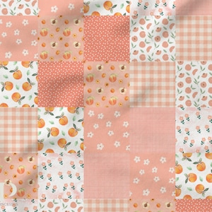 Peut inclure: Un tissu patchwork avec des motifs de tranches de pêche, de fleurs et de vichy dans des tons de rose et de blanc. Le tissu est parfait pour le patchwork, l'artisanat et la décoration intérieure.