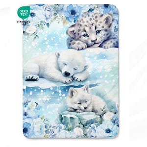 Könnte beinhalten: Eine Aquarell-Illustration eines weißen Eisbären, eines weißen Polarfuchses und eines weißen Schneeleoparden, die auf einem blauen und weißen Hintergrund mit blauen Blumen schlafen. Der Text "Oeko-Tex Standard 100" befindet sich in der oberen linken Ecke.