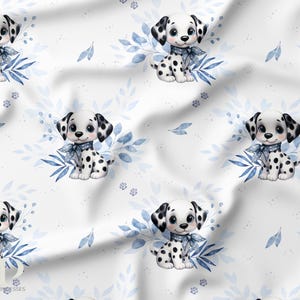Peut inclure: Tissu blanc avec un motif répété de chiots dalmatiens à l'aquarelle. Chaque chiot a des taches noires, des oreilles noires et un nœud bleu. Les chiots sont entourés de feuilles et d'accents bleus.