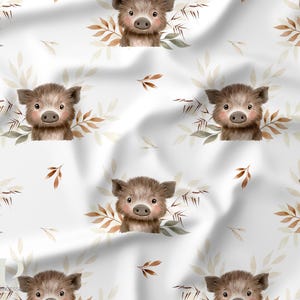 Könnte beinhalten: Weißer Stoff mit einem sich wiederholenden Muster aus entzückenden Baby-Wildschweinen in Aquarell. Jedes Wildschwein ist von einem Kranz aus braunen und grünen Blättern umgeben. Die Wildschweine haben braunes Fell und rosige Wangen. Verstreute Blätter vervollständigen das Design.